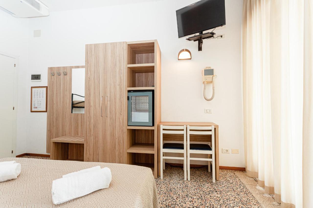 Hotel Admiral Cesenatico Buitenkant foto